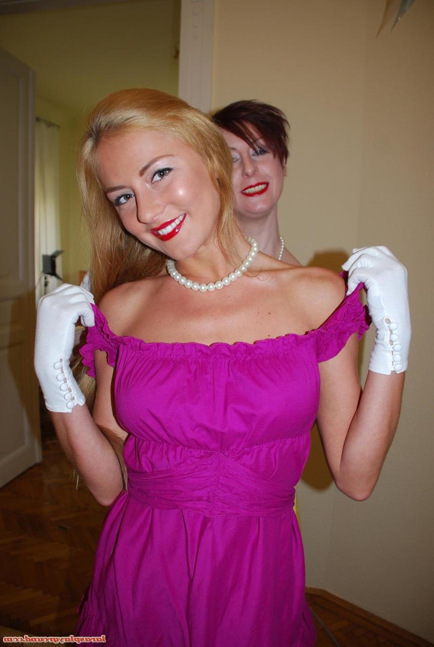 19P Melhores amigas vestem roupas vintage e lingerie antes de fazer sexo lésbico