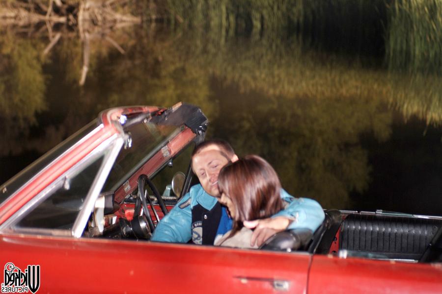 20P Das brünette Luder mit den kleinen Titten Nadia Styles wird in einem Auto von hinten gefickt
