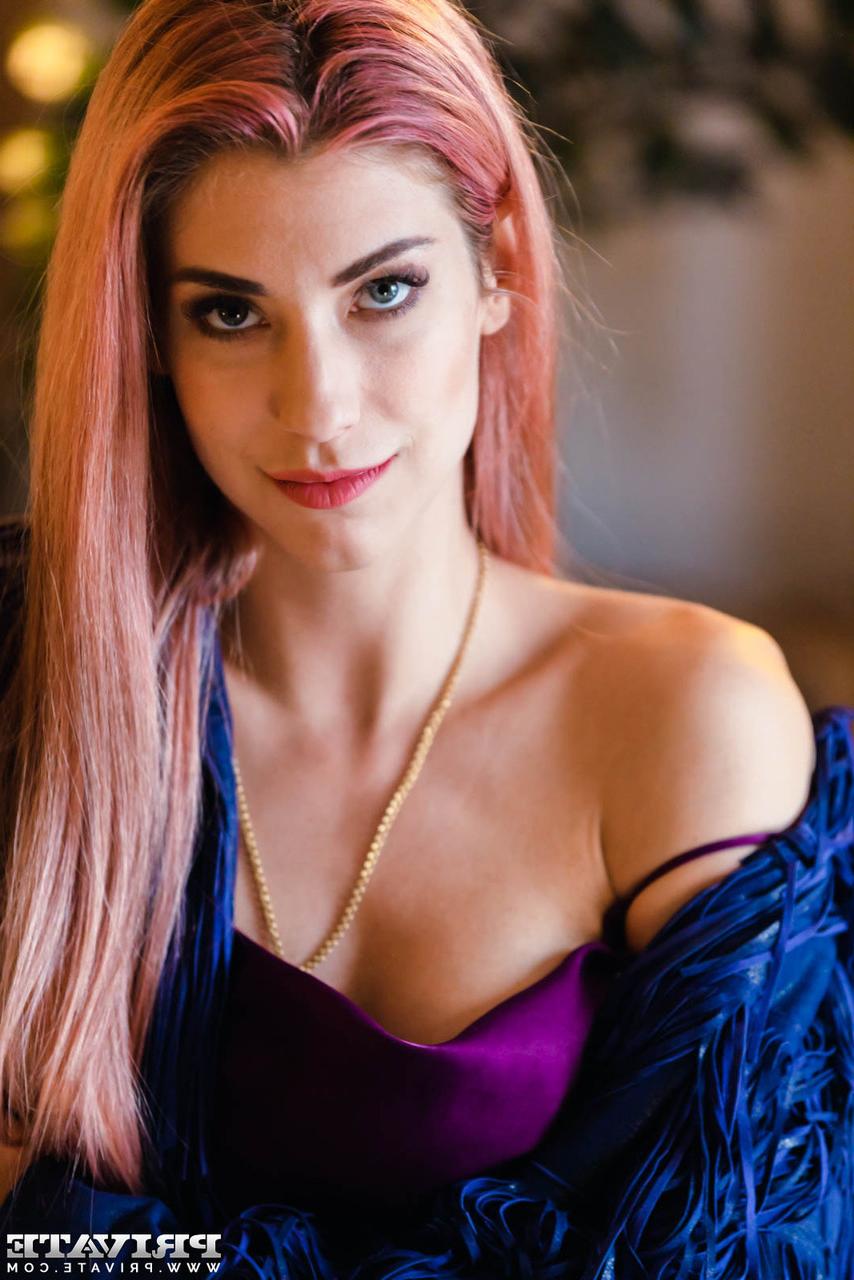 12P La sexy Shona River prend une éjaculation sur sa chatte après avoir baisé