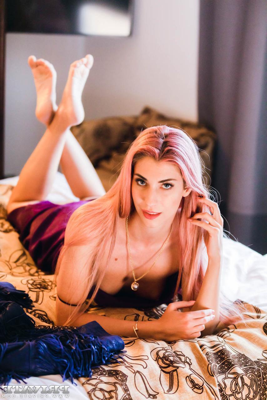 12P La sexy Shona River prend une éjaculation sur sa chatte après avoir baisé
