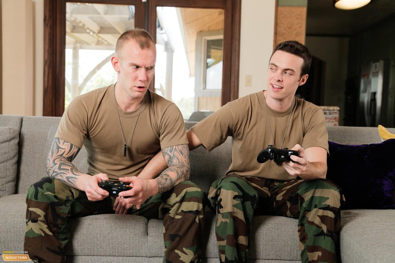 20P O militar gay Brandon Moore e um oficial subalterno jogam e fazem sexo anal