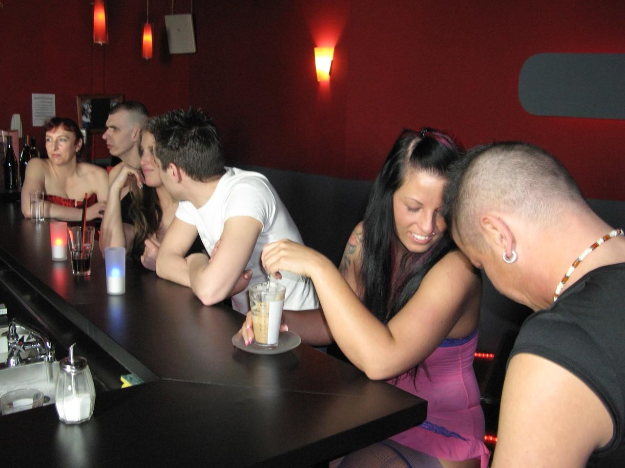 17P Quatre salopes chaudes ramassées au bar pour une orgie de sexe torride et ivre.