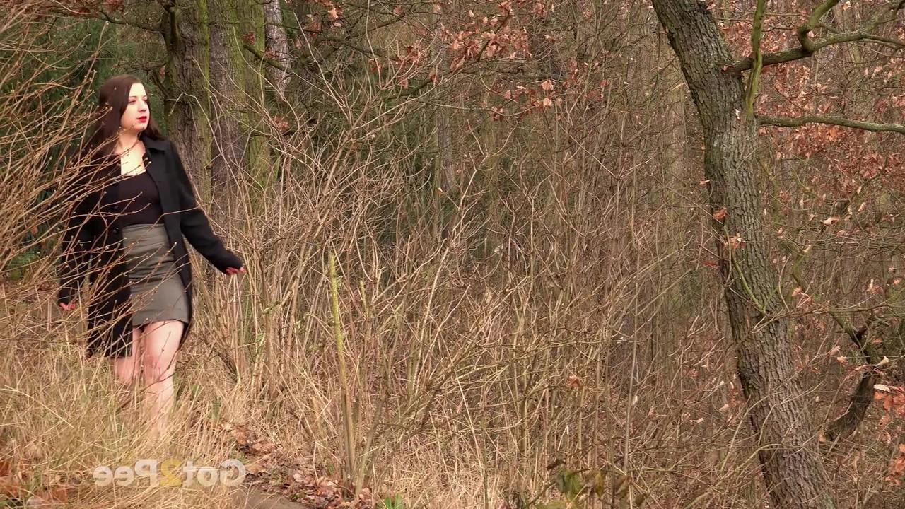 15P La gordita Tereza Red se levanta la falda y hace pis en el bosque