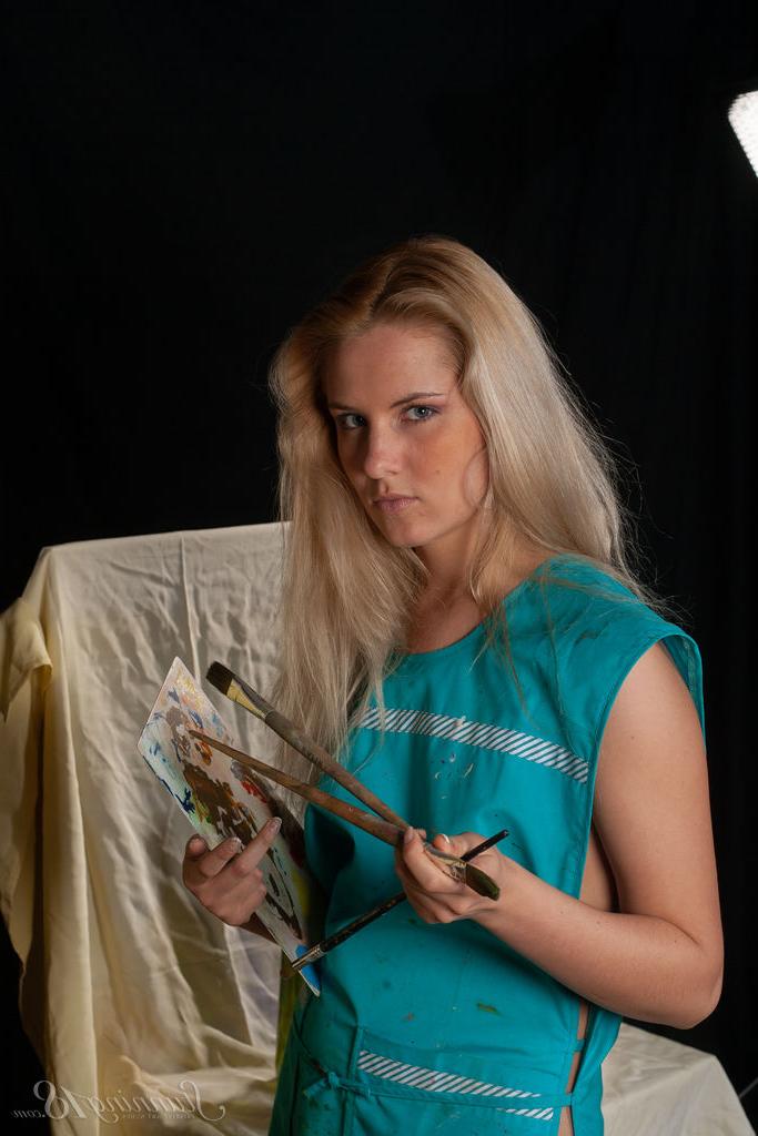 16P La blonde Agnes H, 18 ans, se déshabille après avoir fini un tableau.