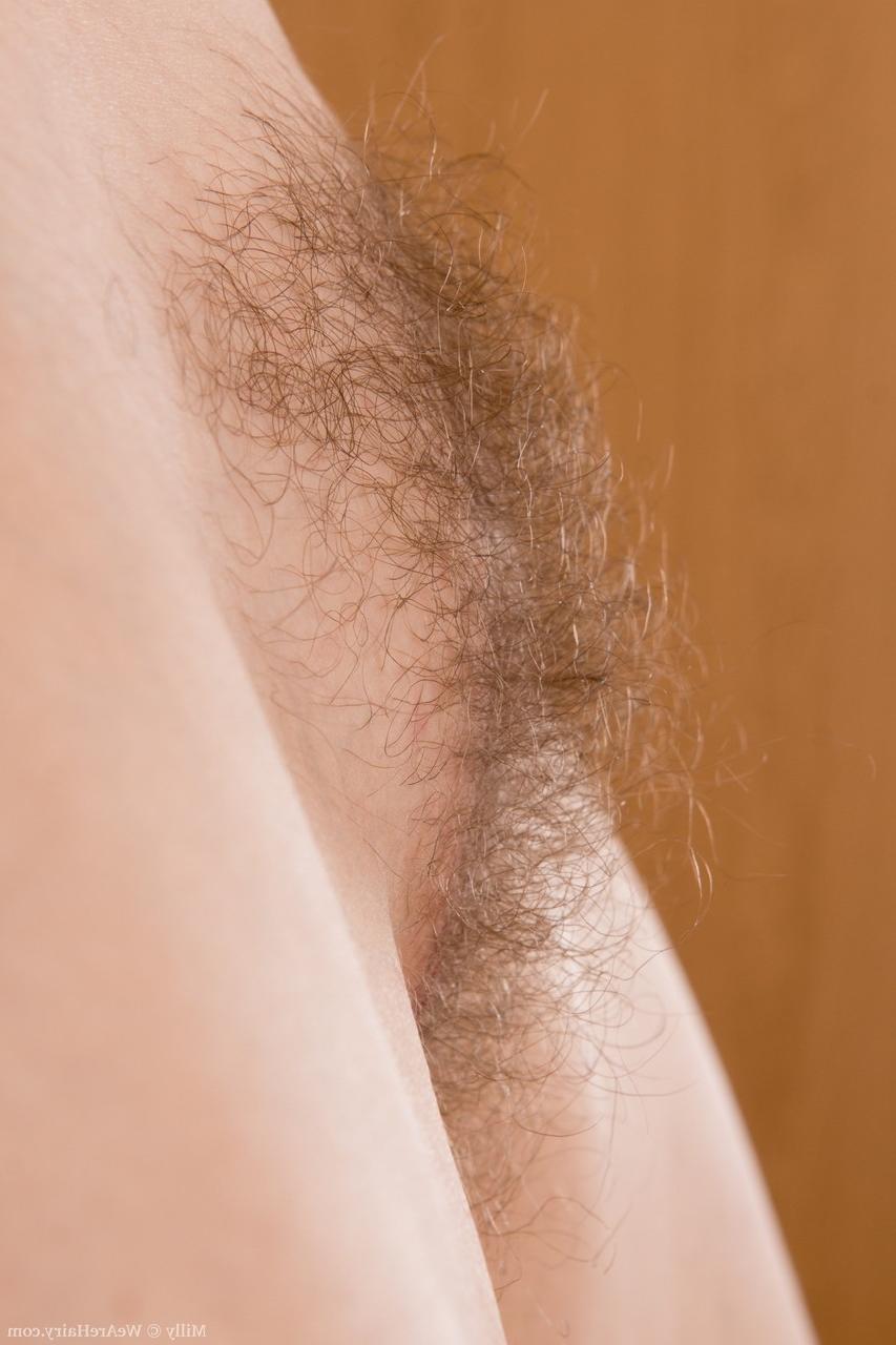 18P Adolescente ruiva em lingerie preta Milly mostra seios naturais e espalha vulva peluda
