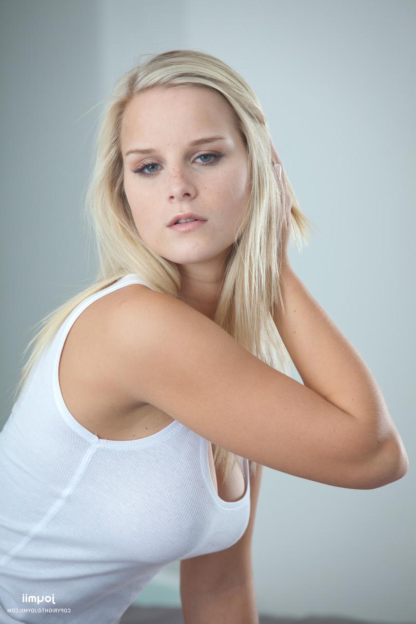 20P A glamorosa adolescente Miela fica só de meias, mostra seus peitos grandes e se masturba