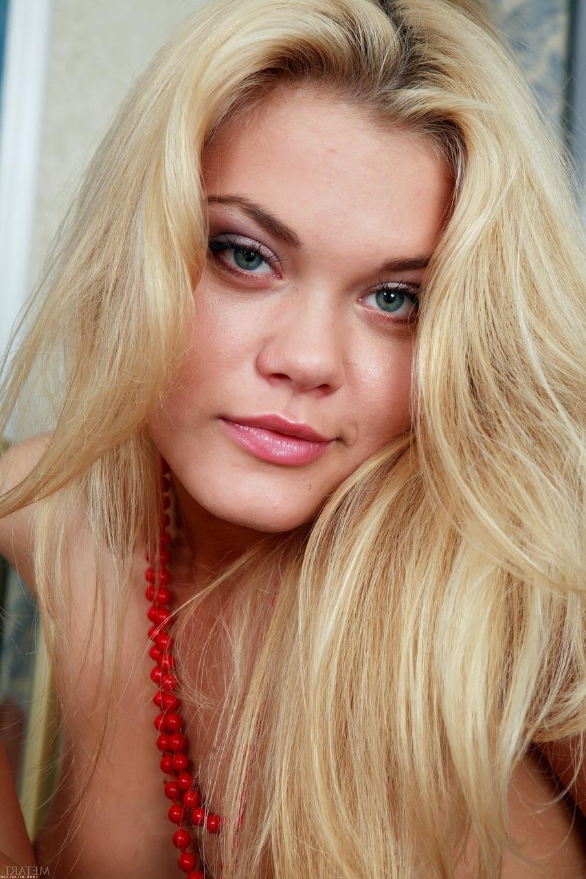 20P Golden-haired beauty Flora A losing her red lingerie and posing butt naked