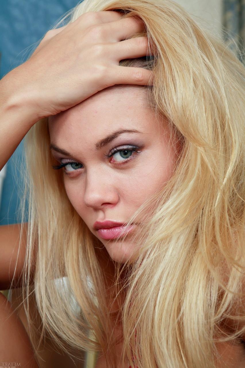 20P Golden-haired beauty Flora A losing her red lingerie and posing butt naked