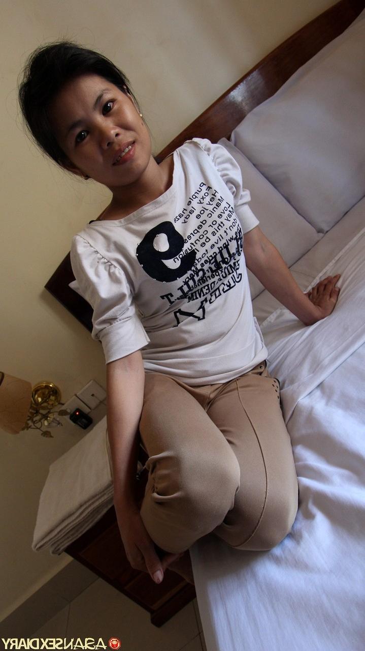 20P La petite asiatique Nap aime le sexe en levrette en POV avec un homme bien doté.