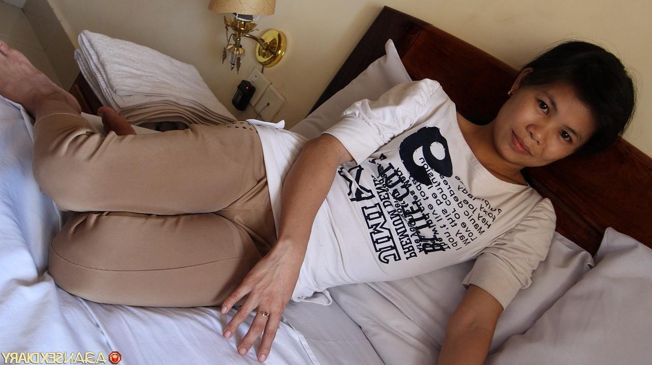 20P La petite asiatique Nap aime le sexe en levrette en POV avec un homme bien doté.