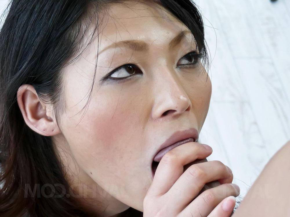 12P A garota japonesa Ryo Sasaki se masturba antes de fazer sexo oral