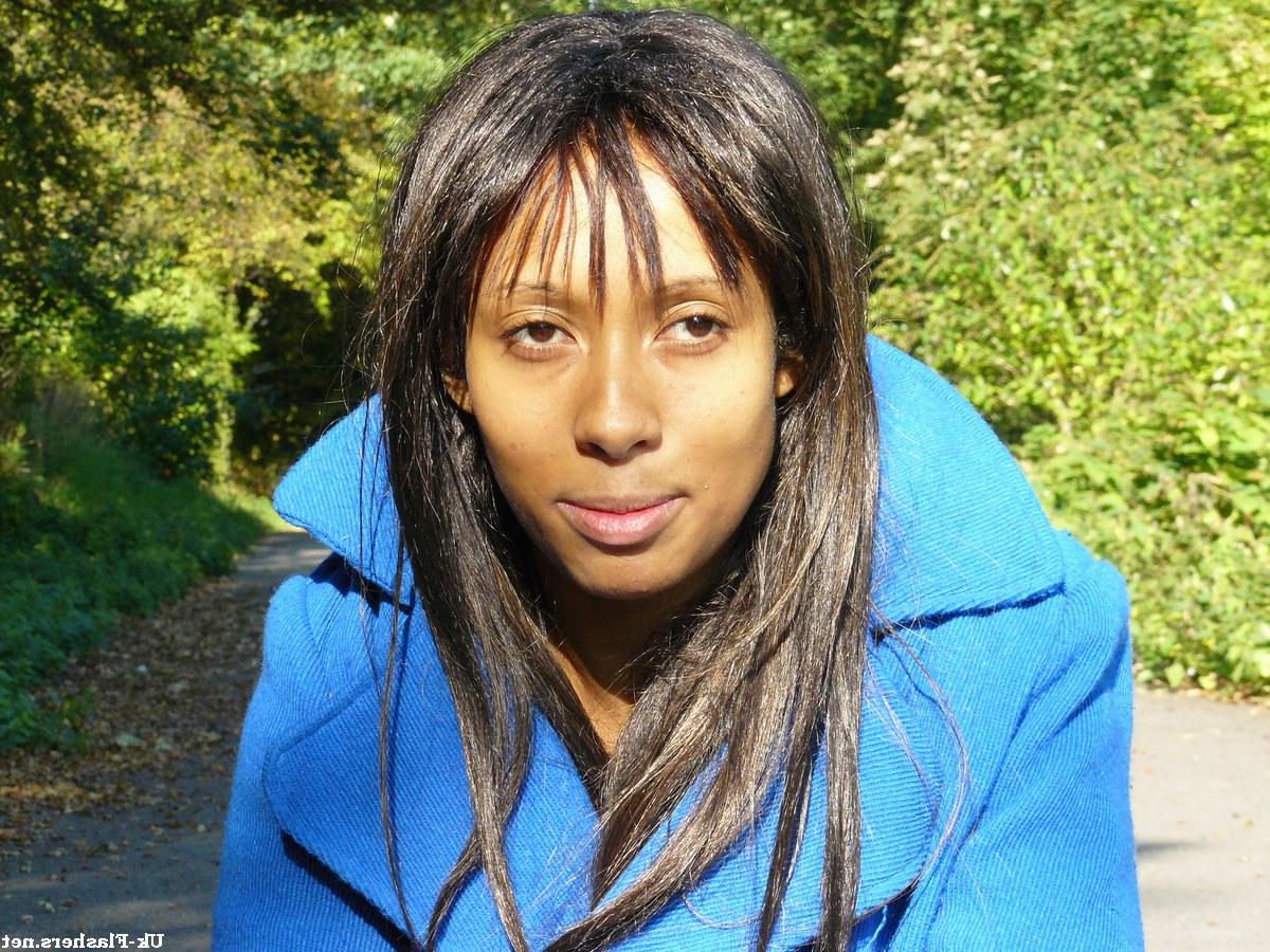 16P Garota de ébano toca sua buceta na estrada enquanto um corredor passa