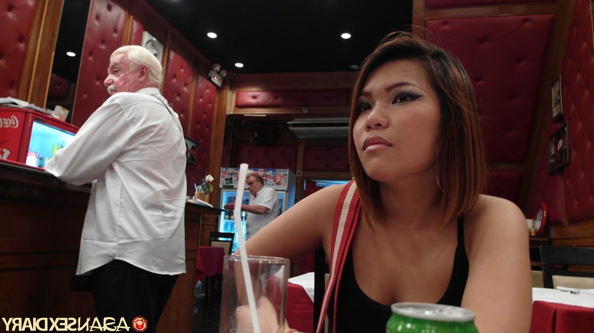 20P Das versaute Thai-Girl Bee lässt sich nach einem Abendessen und einem Drink die Muschi in POV füllen