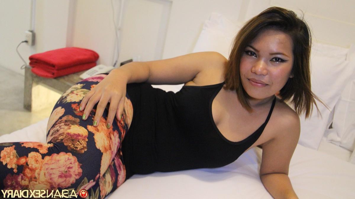 20P Das versaute Thai-Girl Bee lässt sich nach einem Abendessen und einem Drink die Muschi in POV füllen