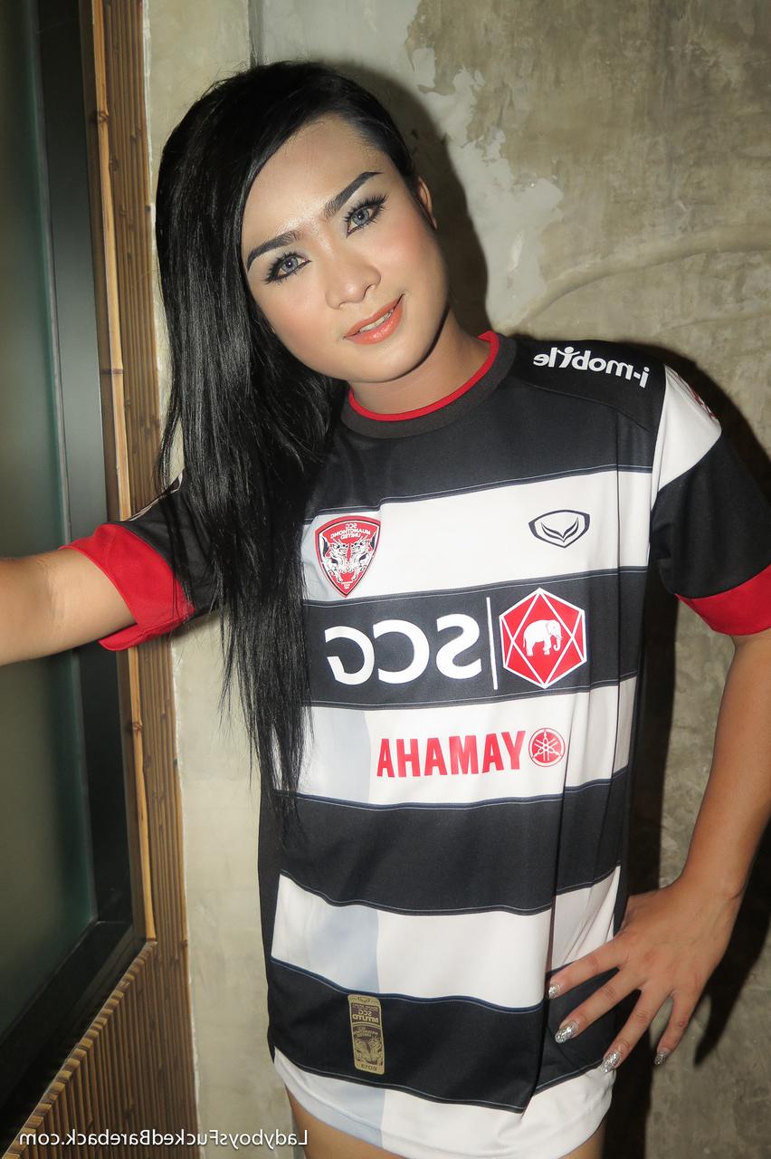 17P La petite ladyboy Aum se fait enculer par un homme en p.o.v. mode sur un lit