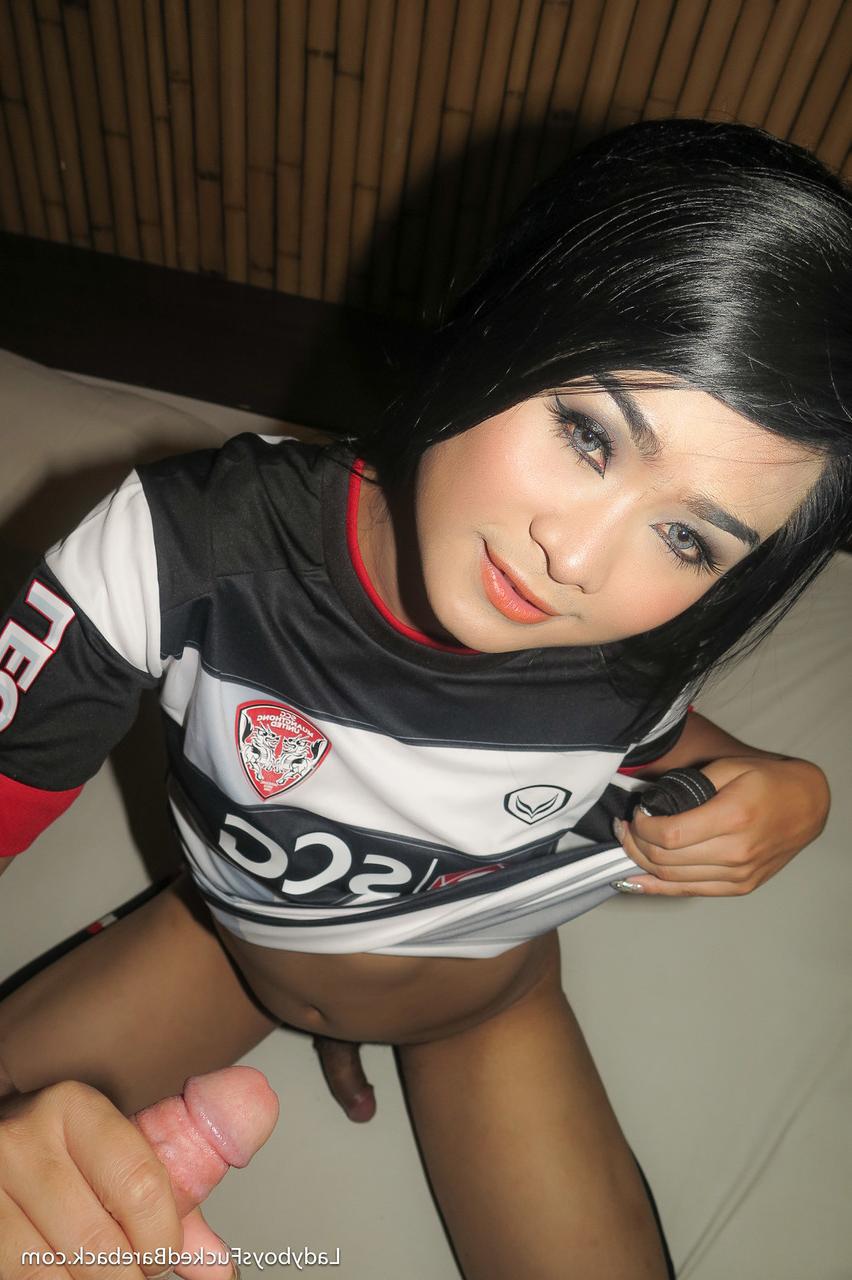 17P La petite ladyboy Aum se fait enculer par un homme en p.o.v. mode sur un lit
