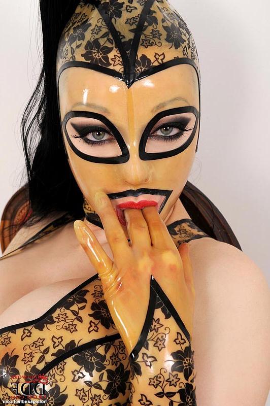 15P Le modèle solo Latex Lucy lèche un talon aiguille après avoir libéré ses seins d'un soutien-gorge.
