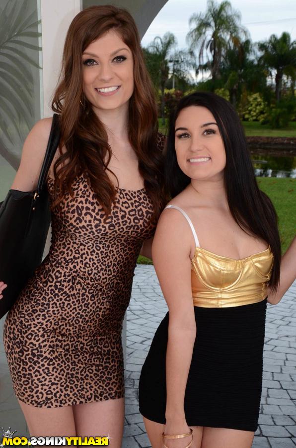 16P BrDillion Carter et Molly Bliss, lesbiennes aux gros seins, se déshabillent.