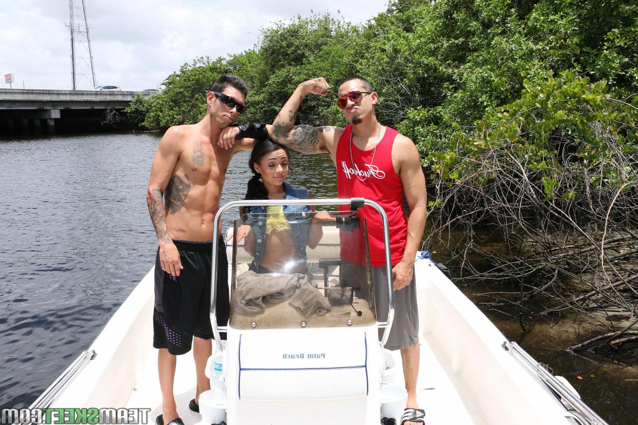 16P La pequeña latina Holly Hendrix se desnuda y posa sexy en el barco