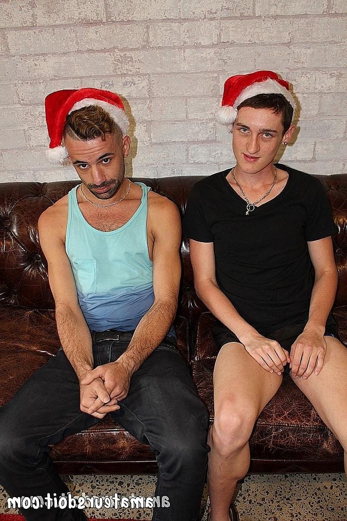 20P Os amadores gays excitados Leo Rocca e Lochie desfrutam de uma chupada gostosa de pau no Natal