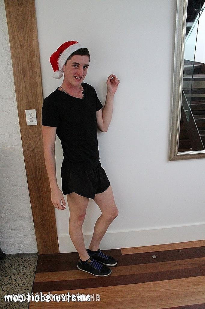 20P Os amadores gays excitados Leo Rocca e Lochie desfrutam de uma chupada gostosa de pau no Natal