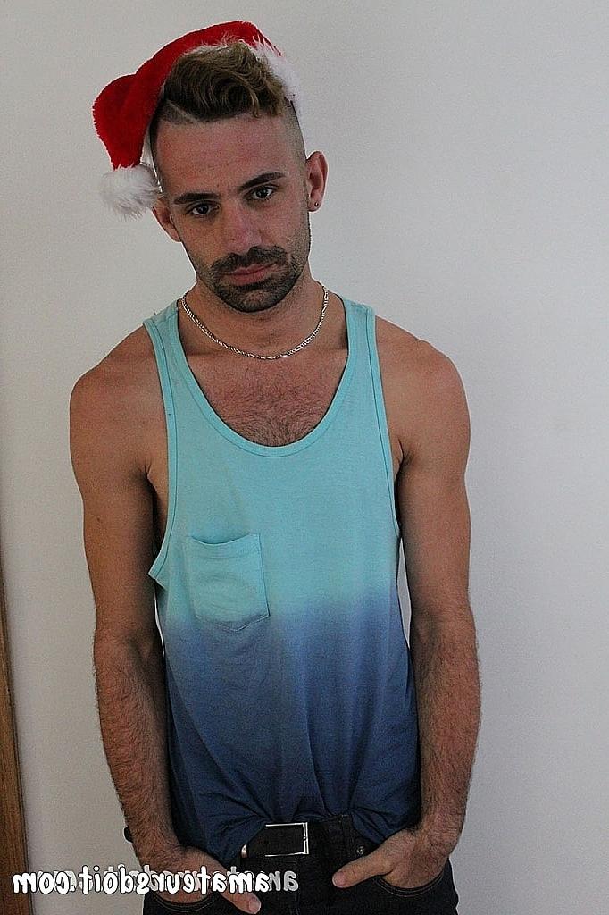 20P Os amadores gays excitados Leo Rocca e Lochie desfrutam de uma chupada gostosa de pau no Natal