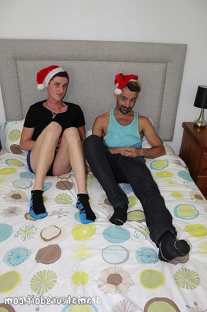 20P Os amadores gays excitados Leo Rocca e Lochie desfrutam de uma chupada gostosa de pau no Natal