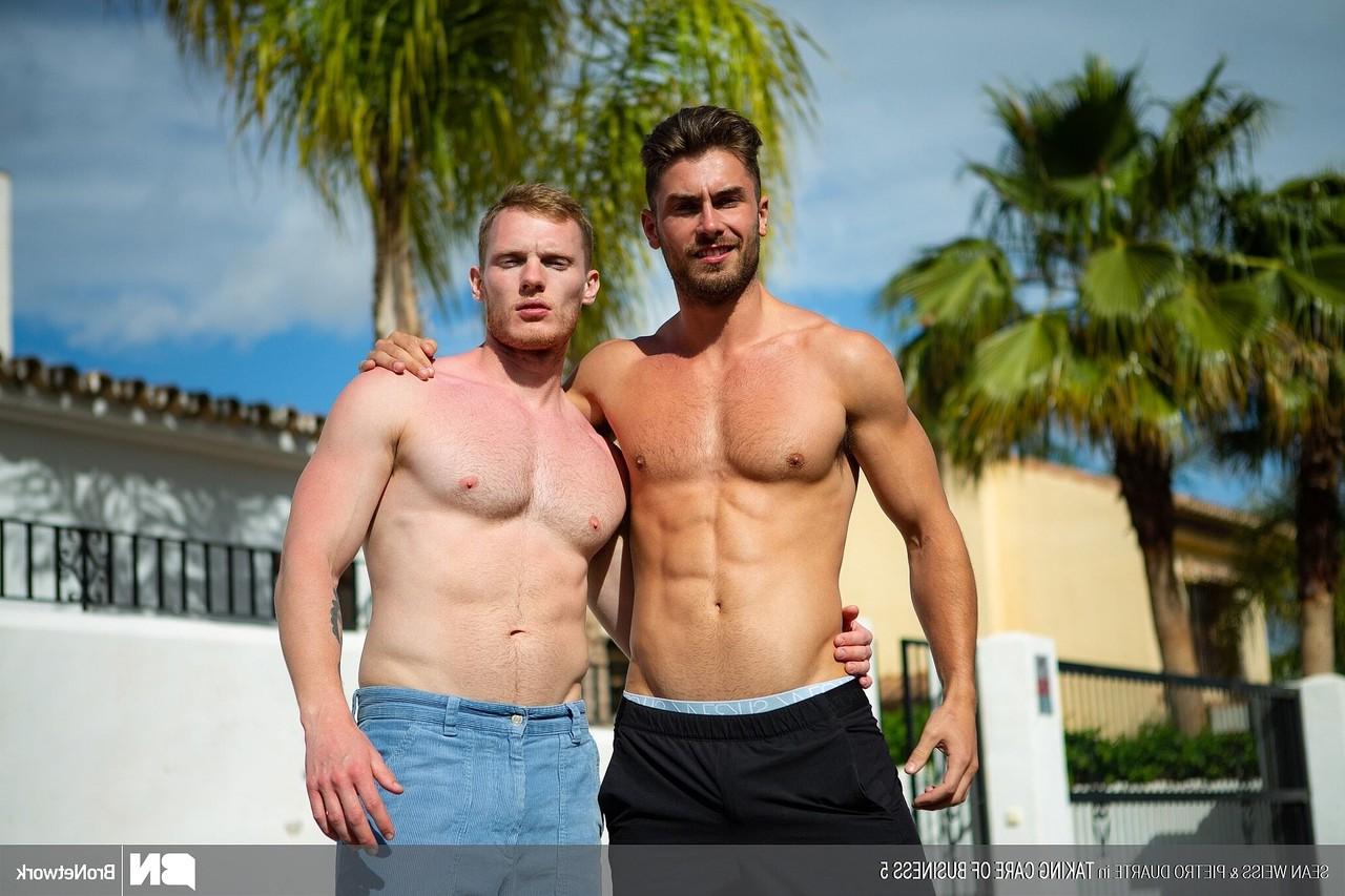 20P Les bodybuilders gays Craig Marks et Sean Weiss baisent fort dans les escaliers et sur un canapé