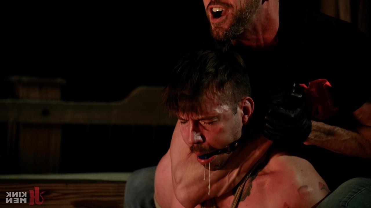 20P Submissive gay bodybuilder Johnny Ford gets bound and fucked roughly