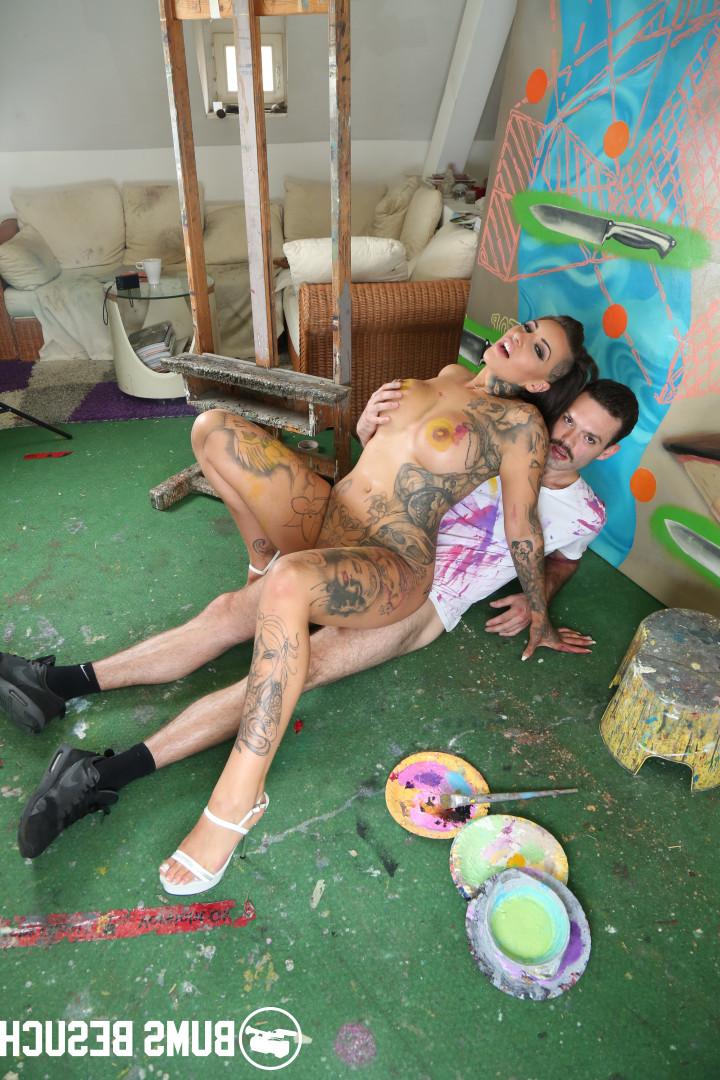 17P Puta alemã Wild Vicky com tatuagens e pintor de bigode conjugado no chão
