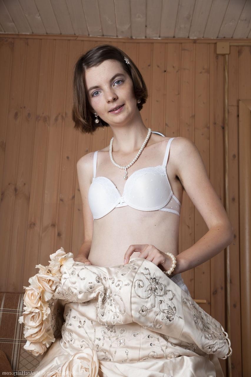 20P A gostosa Lady Phanthom tira seu vestido vintage e lingerie para espalhar seu regalo felpudo