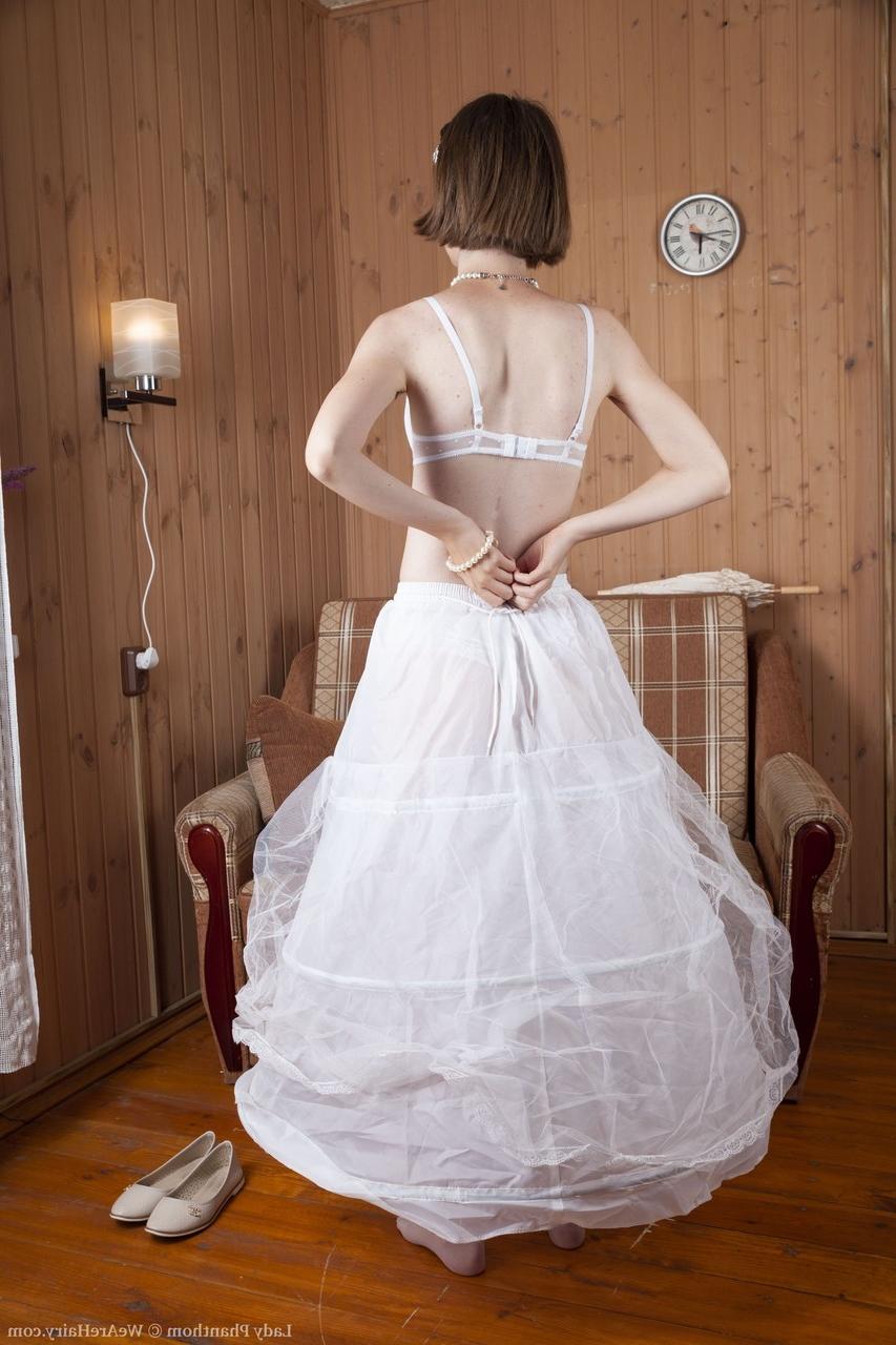 20P A gostosa Lady Phanthom tira seu vestido vintage e lingerie para espalhar seu regalo felpudo