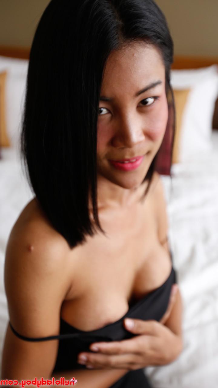 20P Jolie transexuelle asiatique montre son petit corps dans une robe noire sexy et des résilles