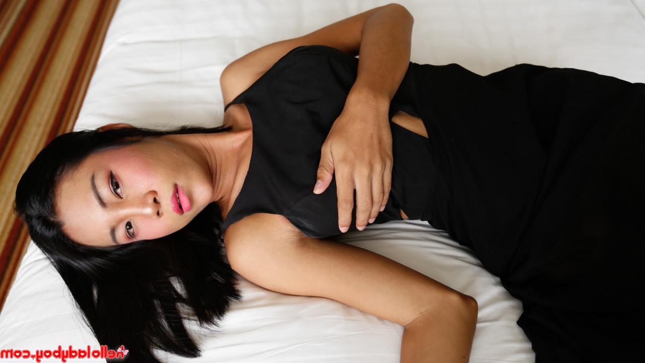20P Jolie transexuelle asiatique montre son petit corps dans une robe noire sexy et des résilles