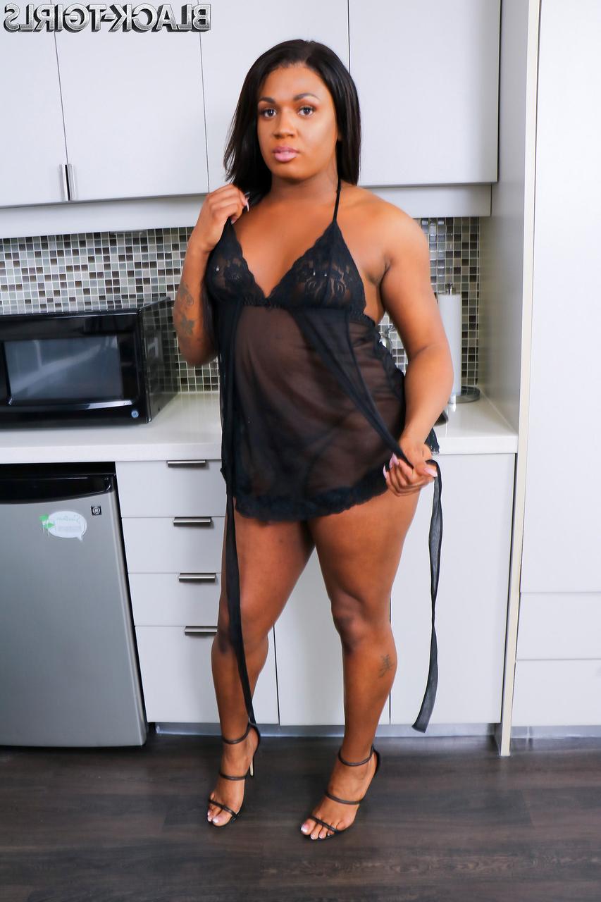 16P La grosse transexuelle Kendra ReNay taquine avec son gros cul noir et sa BBC dans la cuisine