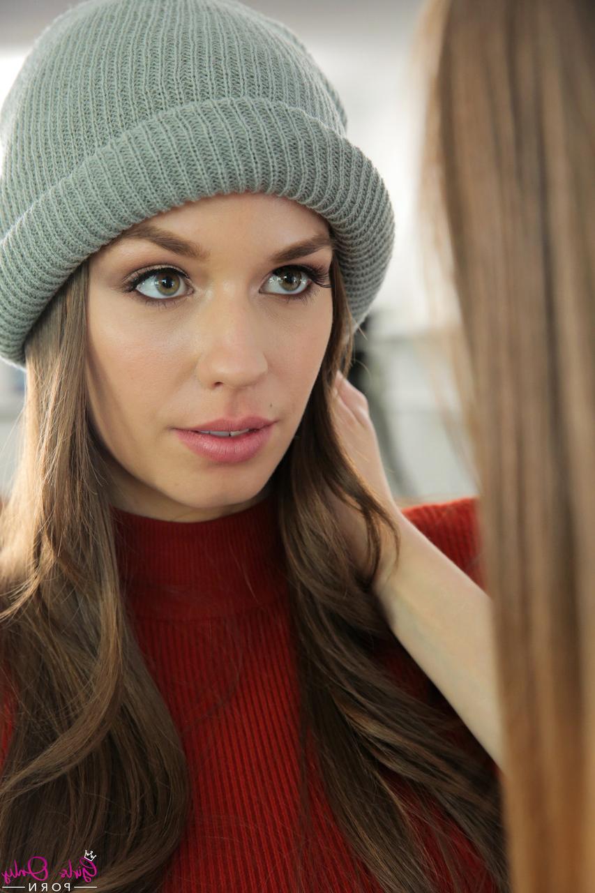 20P Las adorables lesbianas jóvenes Jillian Janson y Madi Meadows follan con un arnés