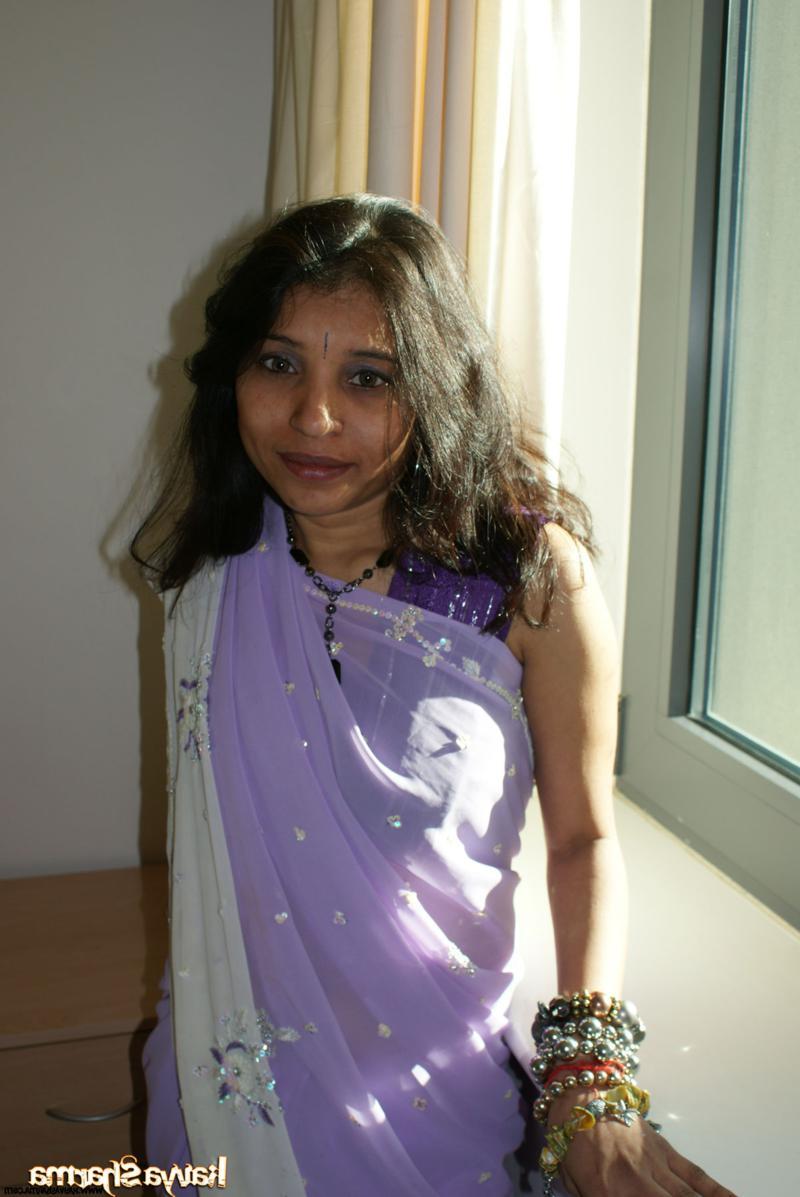 12P Indian MILF Kavya Sharma gets totally naked during solo action on a bed