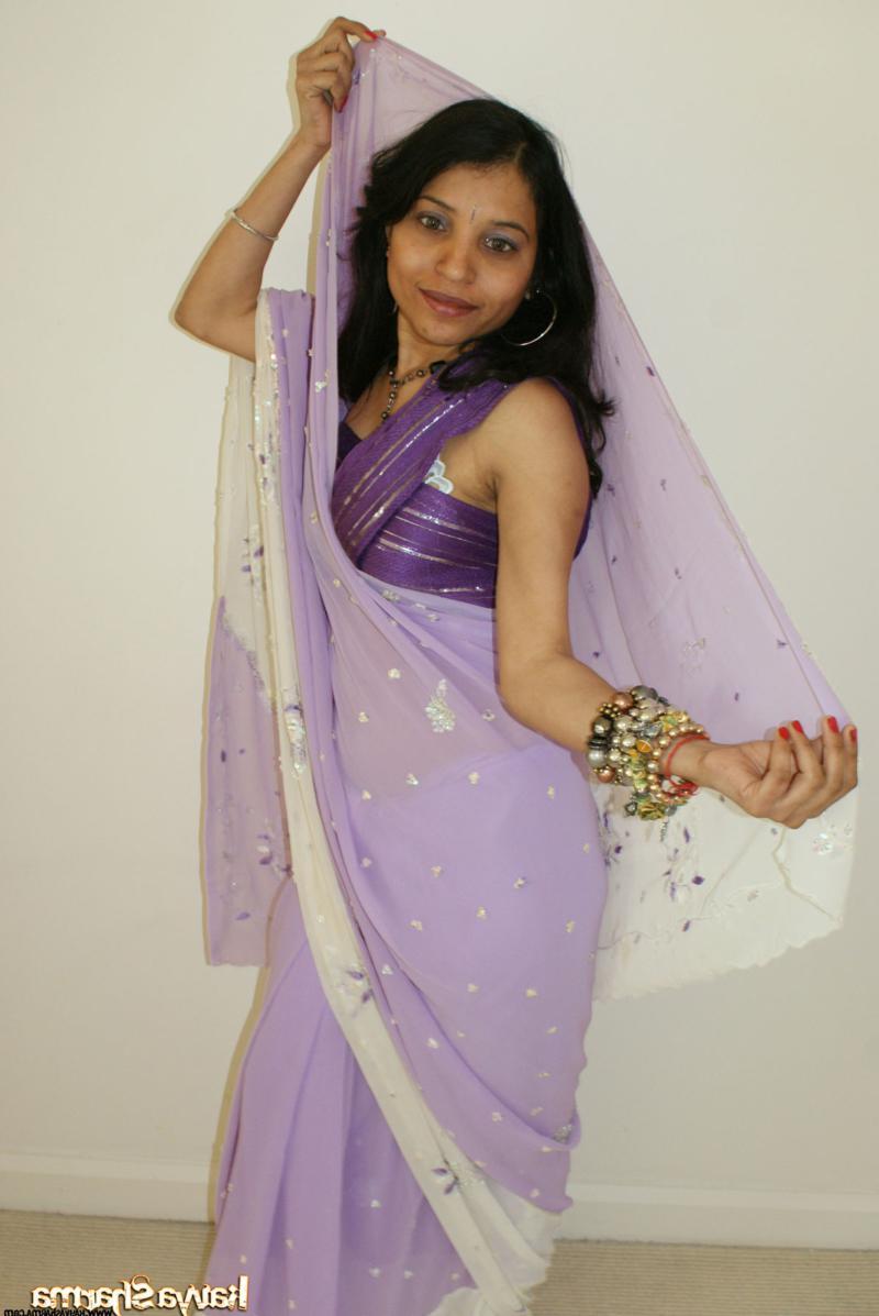 12P Indian MILF Kavya Sharma gets totally naked during solo action on a bed