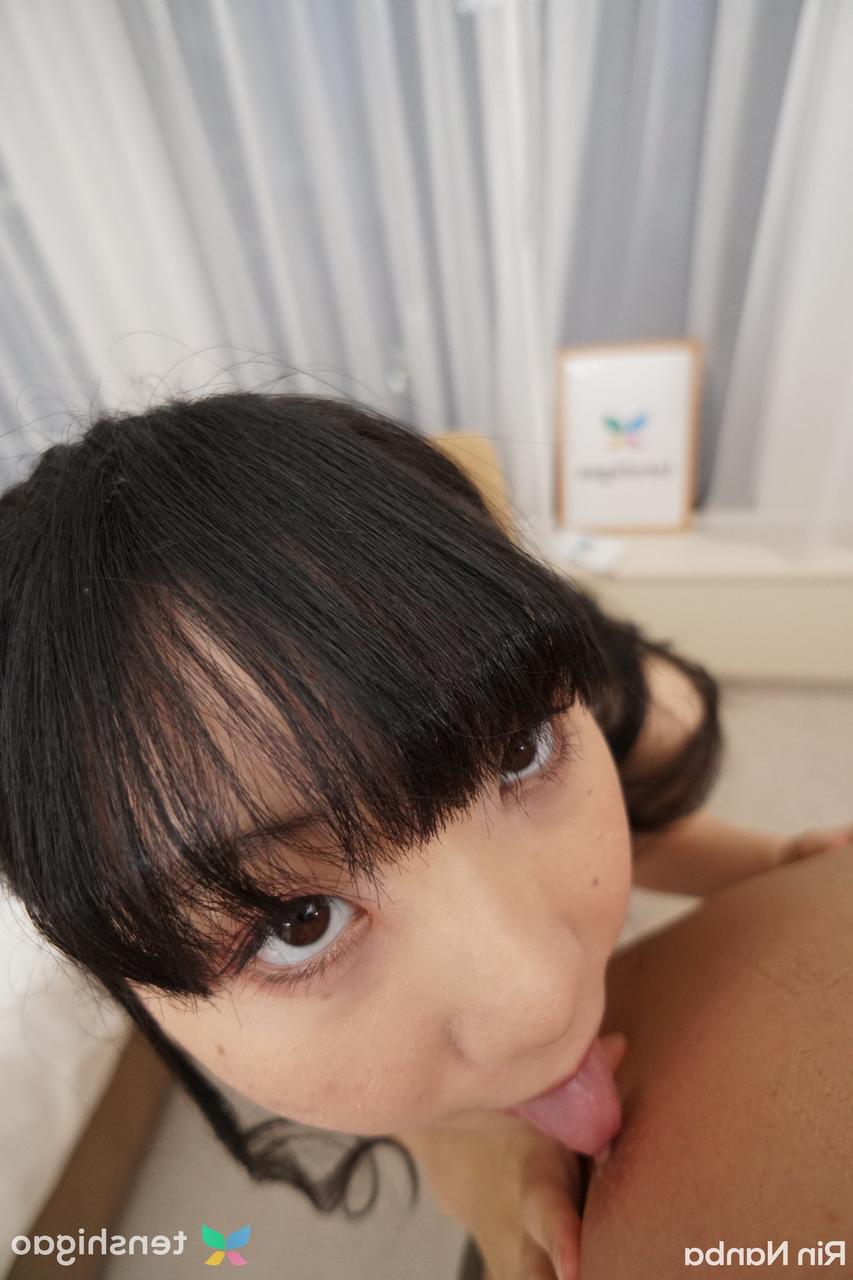 20P A adolescente japonesa bonita Rin Nanba recebe dedos, desossada e creampied