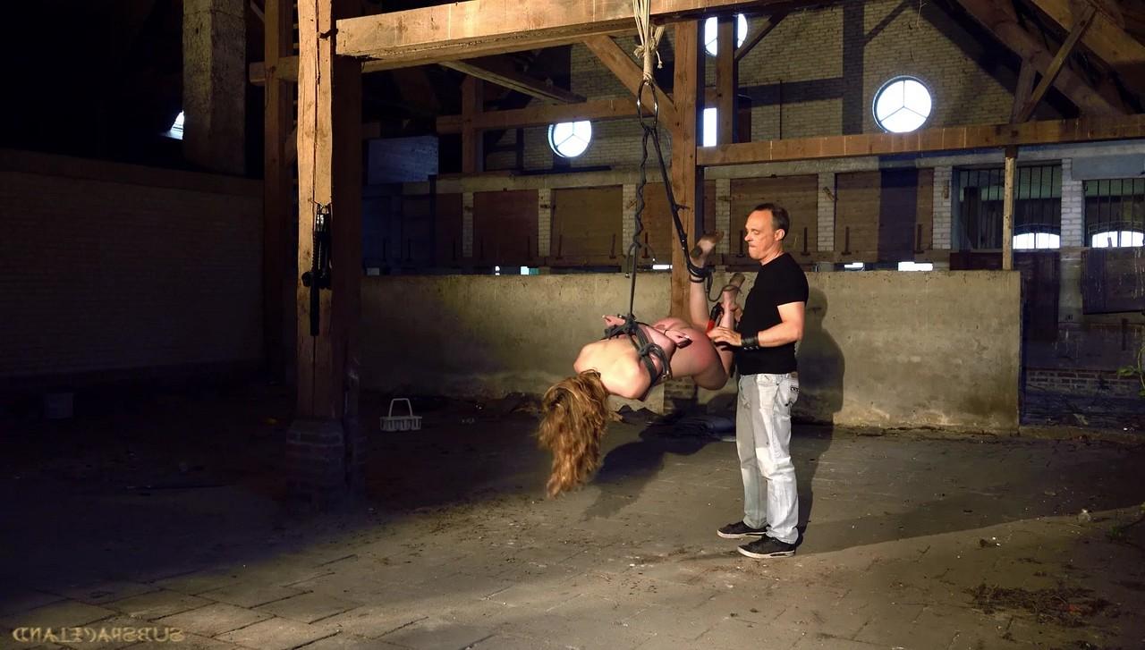 17P Teenager mit haariger Muschi, Fira Ventura, gibt ihrem Meister einen Blowjob, nachdem er ausgepeitscht wurde