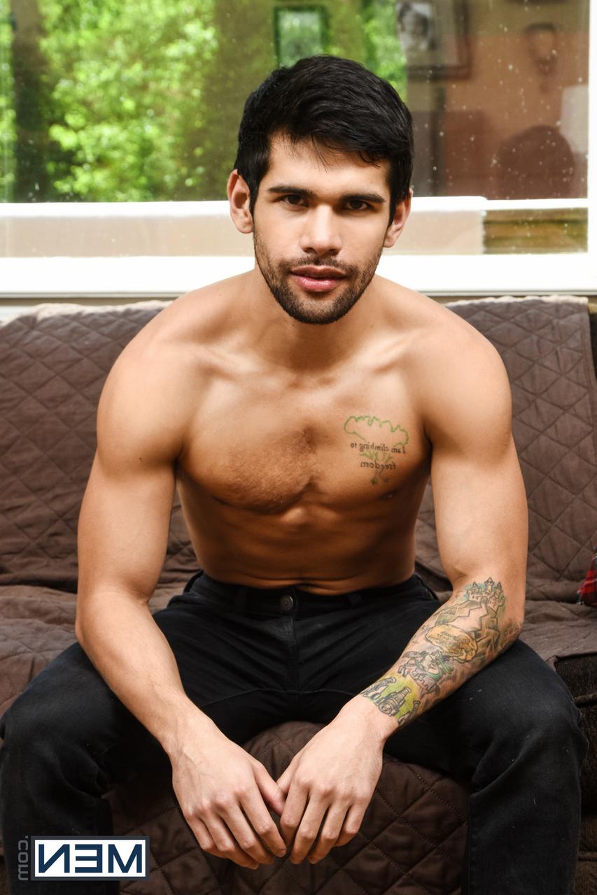 17P Nicolas Ryder et Ty Mitchell, colocataires gays sexy, baisent sur le canapé