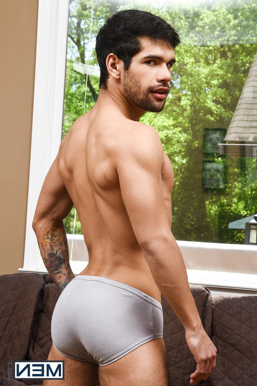 17P Nicolas Ryder et Ty Mitchell, colocataires gays sexy, baisent sur le canapé