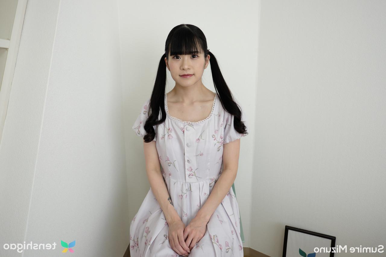 20P La joven japonesa con coletas Sumire Mizuno se juega antes de ser follada