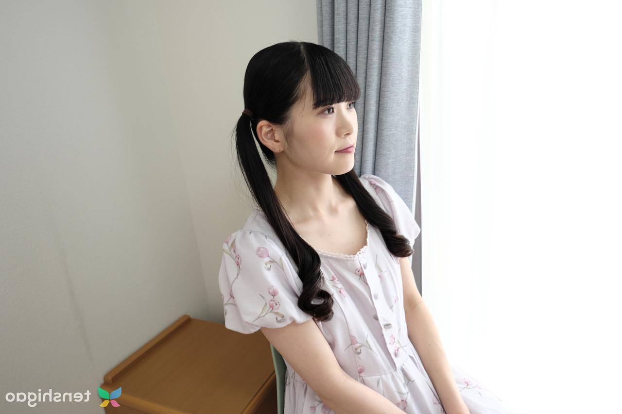 20P La joven japonesa con coletas Sumire Mizuno se juega antes de ser follada