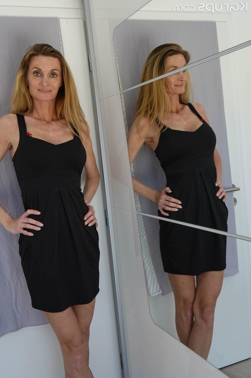 20P Die heiße MILF Gia Bawerk zieht ihr sexy schwarzes Kleid aus, um ihre geile Fotze zu spielen