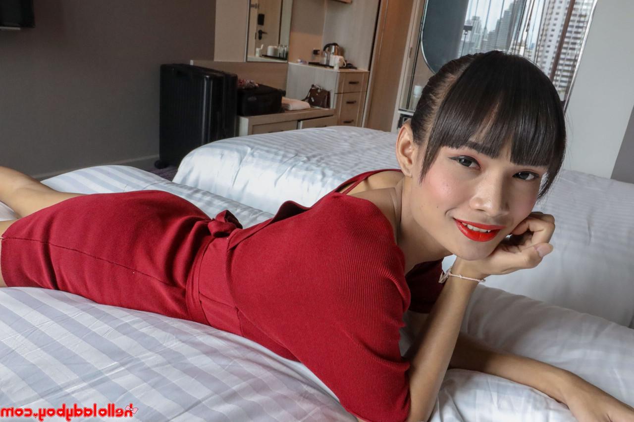 20P ブルネットのアジア人ニューハーフ、メイが赤いドレスを脱いで下着姿でポーズをとる