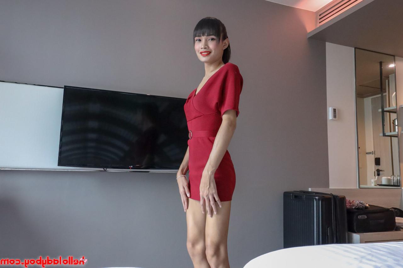 20P ブルネットのアジア人ニューハーフ、メイが赤いドレスを脱いで下着姿でポーズをとる