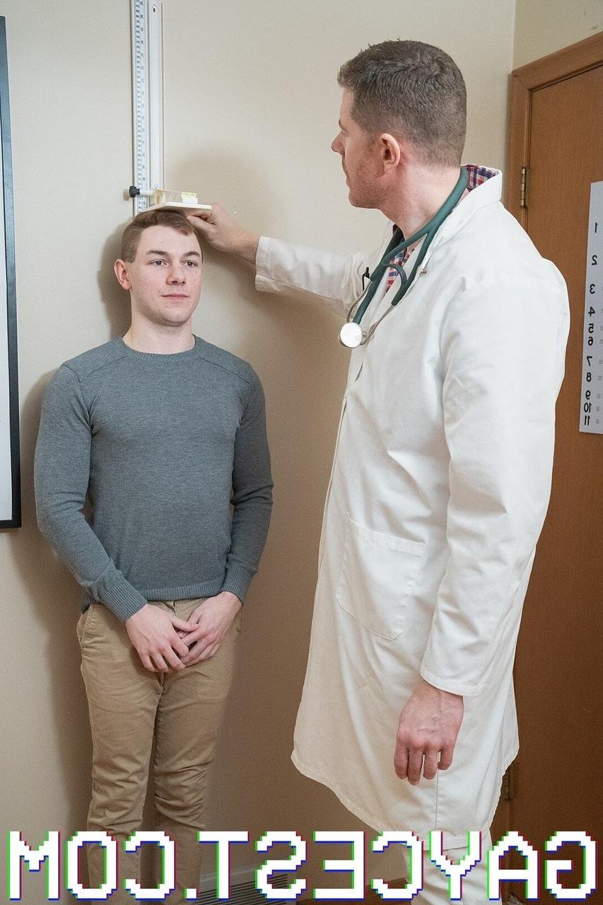 20P El maduro Dr. Wolf examina y se folla al pequeño jovencito Blake con la ayuda de su asistente