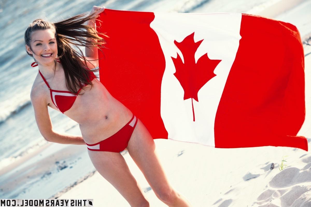 15P La Canadienne Michelle Jean tire sur sa natte après s'être nue sur une plage