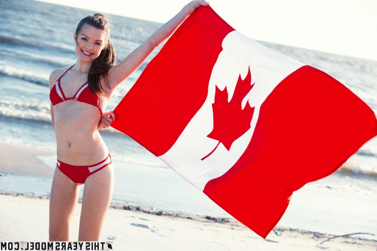 15P La Canadienne Michelle Jean tire sur sa natte après s'être nue sur une plage